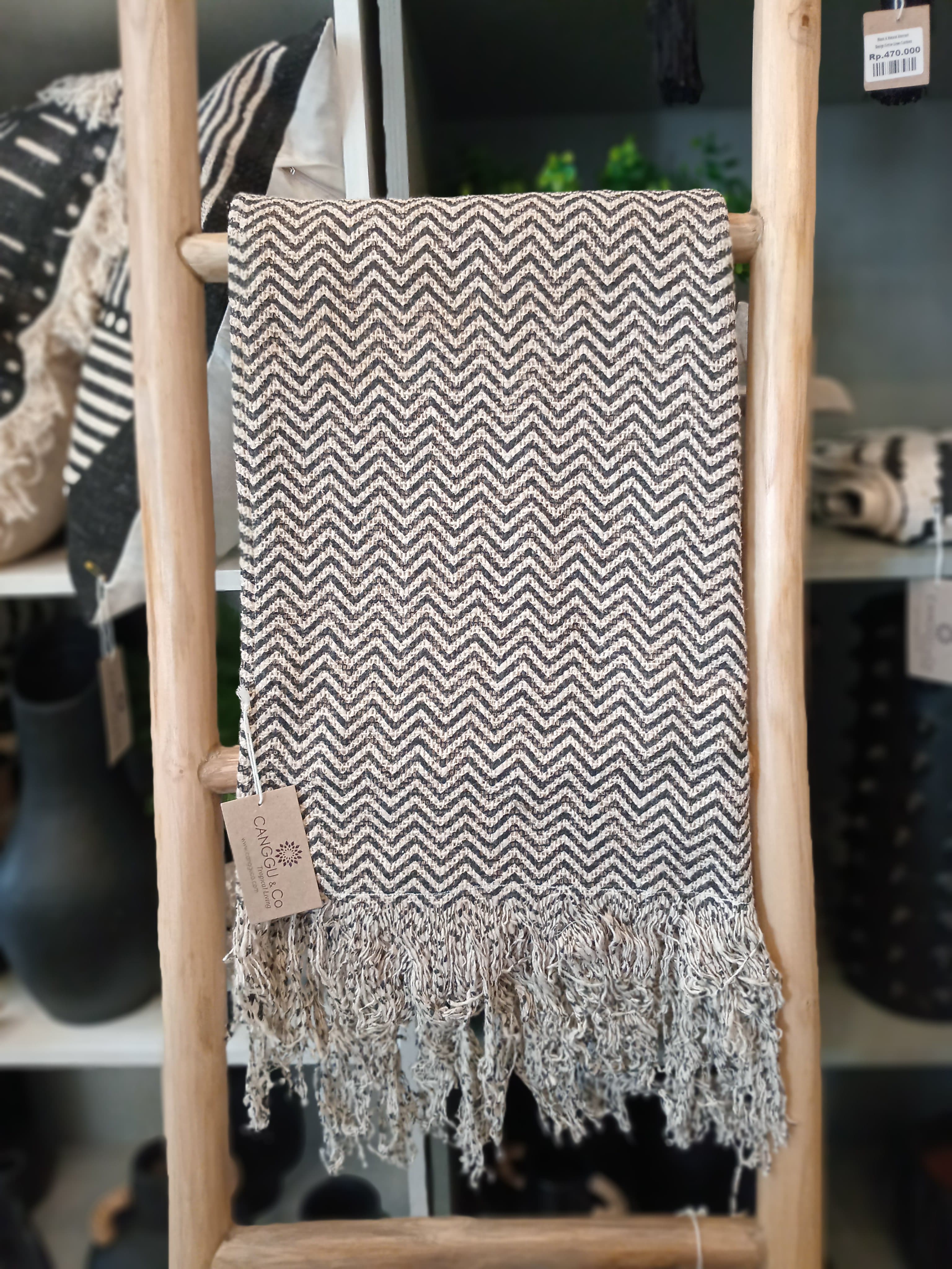 Black and White Zigzag Pattern Woven Cotton Throw with Tassel Edge | 125×200cm